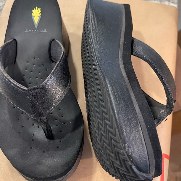 VOLATILE black platform wedge flip flops. 3” heel. - Picture 3 of 6
